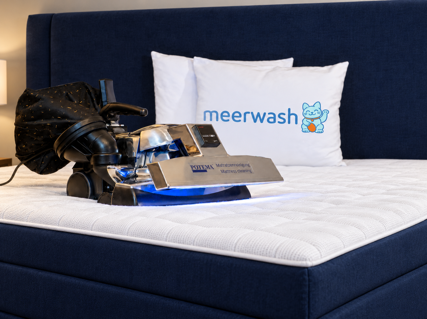 Weißes meerwash-Kissen auf dunkelblauem Bett